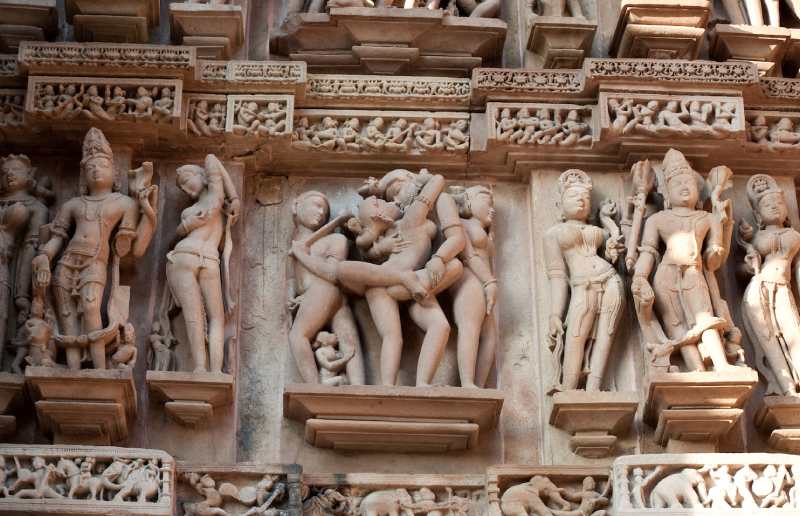 খাজুরাহোর মন্দিরের গায়ের ভাস্কর্য। 