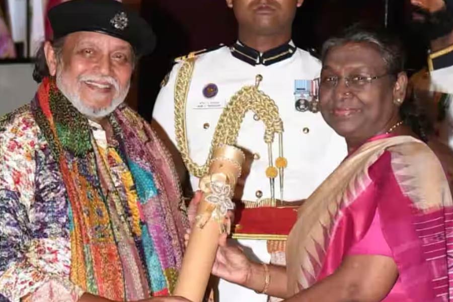 রাষ্ট্রপতি দৌপ্রদী মুর্মুর হাত থেকে পদ্মশ্রী গ্রহণ মিঠুনের।