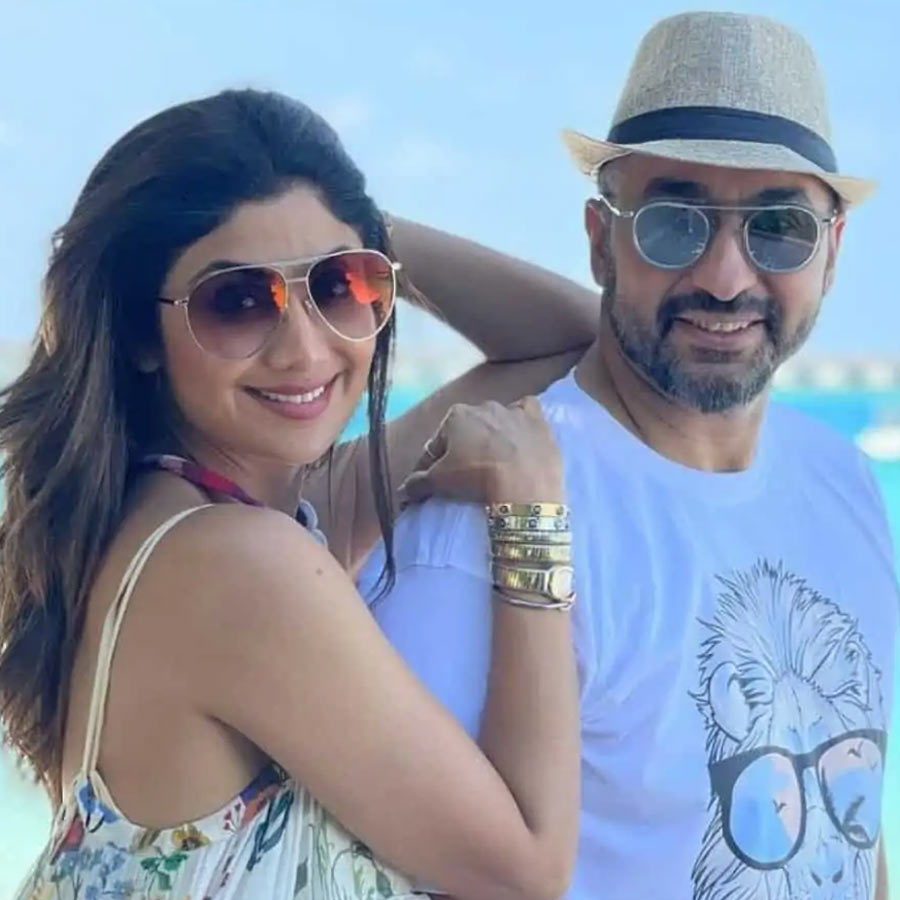 শিল্পা শেট্টী-রাজ কুন্দ্রা: জ্যোতিষ ও বাস্তুতে বিশ্বাস করেন শিল্পা শেট্টী। রাজ কুন্দ্রাকে বিয়ের আগেও জ্যোতিষীদের পরামর্শ নিয়েছিলেন এবং কোষ্ঠী বিচার করেছিলেন বলে শোনা যায়। জ্যোতিষীর পরামর্শ মেনেই বিভিন্ন আচার ও বিয়ের দিনক্ষণ সব ঠিক করেছিলেন তারকাদম্পতি। 