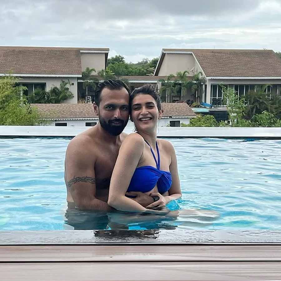 করিশ্মা তন্না-বরুণ বঙ্গেরা: সম্পর্কের সামঞ্জস্য, বিয়ের উপযুক্ত সময় এবং ব্যক্তিগত বিষয় নিয়ে পরামর্শ করতে খ্যাতনামা জ্যোতিষীদের সঙ্গে আলোচনা করেছিলেন করিশ্মা। পরামর্শ মেনেই ২০২২ সালে বিয়ে করেছিলেন বলে শোনা য়ায়। তবে শুধু বিয়ে নয়। জীবনের অন্য গুরুত্বপূর্ণ বিষয়ও জ্যোতিষ মেনেই করেন বলে শোনা যায়। 