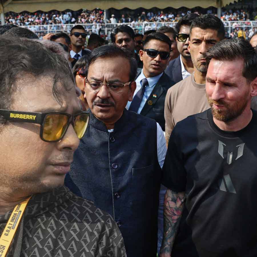 যুবভারতীতে মেসির অনুষ্ঠানে বিশৃঙ্খলার জন্য তৎকালীন মন্ত্রী অরূপ বিশ্বাসকে দায়ী করেছেন শতদ্রু দত্ত।