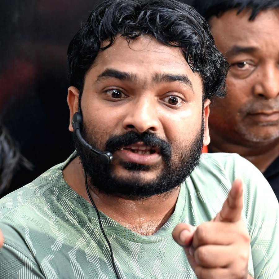 একটি জাতীয় সংবাদমাধ্যমকে দেওয়া সাক্ষাৎকারে রোশন সরাসরি তাঁর ব্যবসায়িক প্রতিদ্বন্দ্বী খান স্যারের দিকে হত্যার ষড়যন্ত্রে জড়িত থাকার অভিযোগ করেছেন। সংবাদমাধ্যমে রোশন স্যার দাবি করেন, ‘‘আমি জেলে থাকাকালীন আমাকে হত্যার ষড়যন্ত্র করা হয়েছিল। খান স্যারের রক্ষীরা কারাগারের ভিতরে আমায় খুন করার চক্রান্ত করেছিলেন।’’