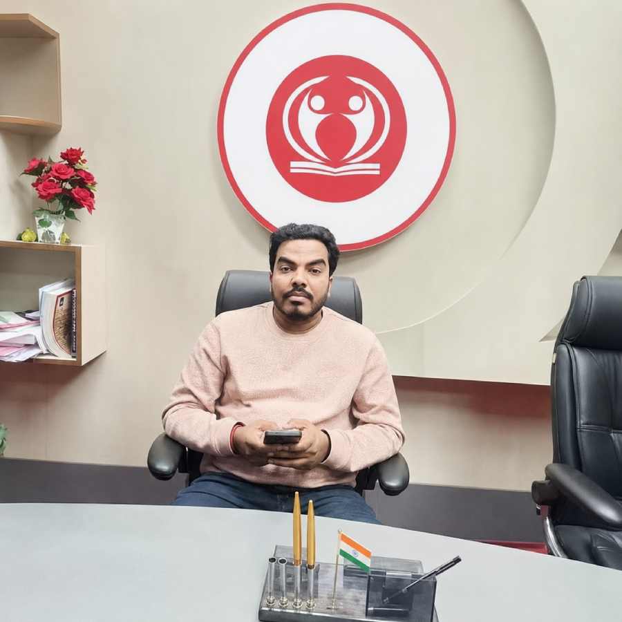 রোশনের মৃত ভাই প্রিন্সের চোখের উপরে এবং দেহের একাধিক জায়গায় আঘাতের চিহ্ন রয়েছে। আর এখান থেকেই সন্দেহ বাড়ছে তদন্তকারী আধিকারিকদের। নেপাল পুলিশ যদিও এ বিষয়ে মুখ খুলতে নারাজ। ময়নাতদন্তের রিপোর্টের জন্য অপেক্ষা ছাড়া গতি নেই। তার পরই স্পষ্ট হবে কী ভাবে মৃত্যু হয় প্রিন্সের।