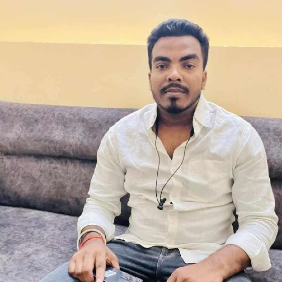 ছয় বন্ধুর সঙ্গে নেপালে ছিলেন তিনি। শনিবার রাতে তাঁর দেহ উদ্ধার হয়। দুই কোচিং সেন্টারের দীর্ঘ দিনের বিরোধের আবহে প্রিন্সের মৃত্যুর ঘটনাকে ঘিরে নানা প্রশ্ন উঠতে শুরু করেছে। ২০২১ সালেও খান স্যারের কোচিং সেন্টারে হামলা হয়। সেই হামলার অভিযোগ ওঠে রোশন স্যারের ভাইয়ের বিরুদ্ধে। অভিযোগ, সে সময় খান স্যারের কোচিং সেন্টারে ঢুকে তাণ্ডব চালান প্রিন্স। সাম্প্রতিক ঘটনায় গ্রেফতারের ভয়ে প্রিন্স বিহার ছেড়ে নেপালে চলে গিয়েছিলেন বলে দাবি তোলেন স্থানীয়েরা।