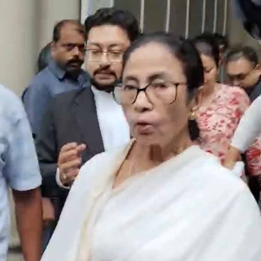 মঙ্গলবার দুপুরে কলকাতা হাই কোর্ট চত্বরে তৃণমূলনেত্রী মমতা বন্দ্যোপাধ্যায়।