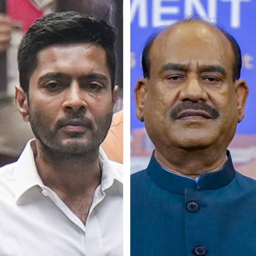 (বাঁ দিকে) অভিষেক বন্দ্যোপাধ্যায় এবং ওম বিড়লা (ডান দিকে)।