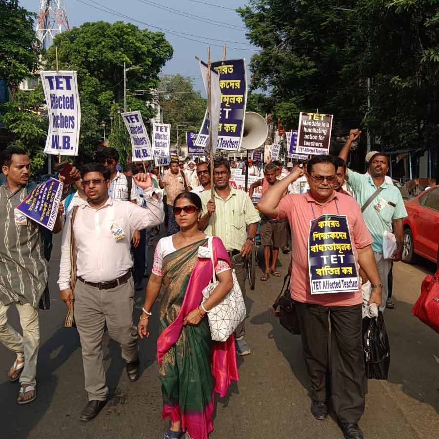 Teachers Take to the Streets Again Over TET Issues, Submit Memorandum to Governor, CM and Education Minister of West Bengal dgtl