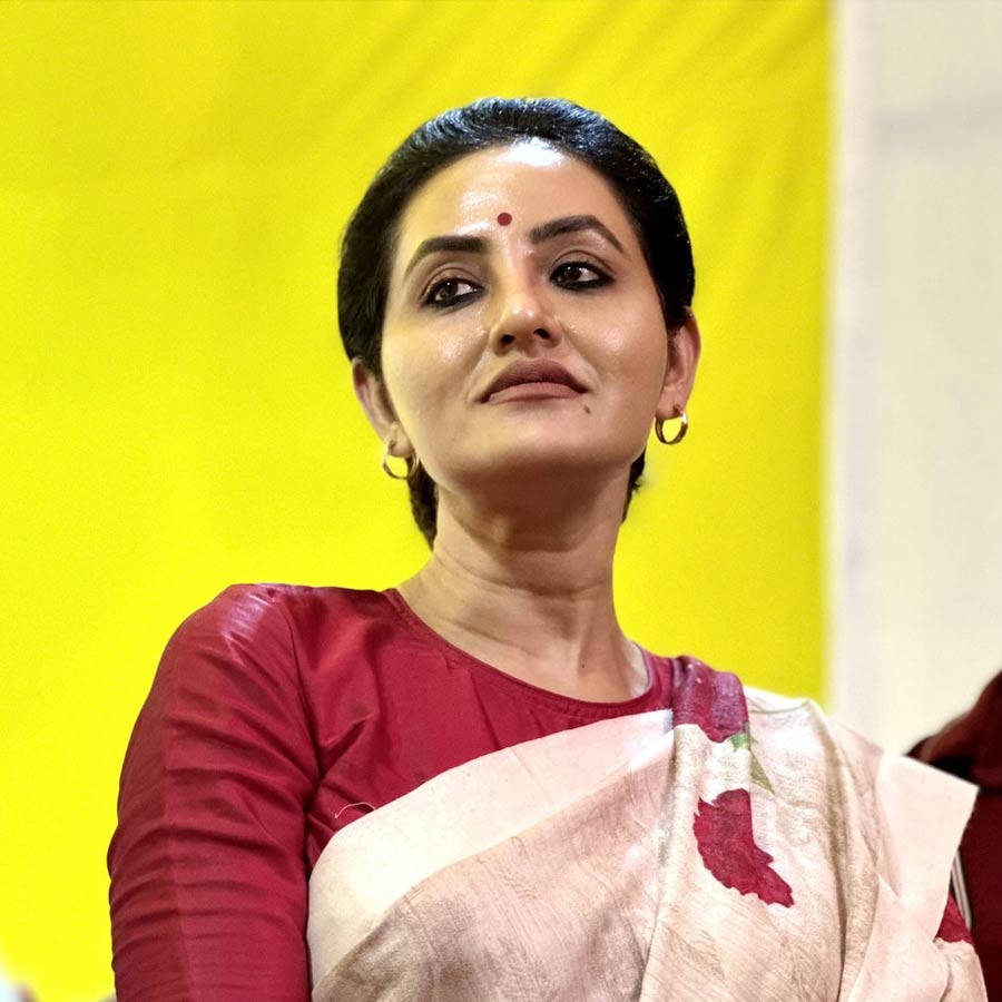 অনতিদীর্ঘ কেরিয়ার তাঁর। তবে বৈচিত্রময়! ইংরেজি নিয়ে কলকাতা বিশ্ববিদ্যালয় থেকে স্নাতক অনন্যা বন্দ্যোপাধ্যায়। প্রথম জীবনে অল্প কিছু দিনের জন্য বিমানসেবিকার কাজ করেছিলেন। যদিও গ্ল্যামারের দুনিয়ায় অনন্যার আগমন একটি সৌন্দর্য প্রতিযোগিতায় জেতার পর। তার পর চাকরি, মাঝে সিনেমার জগতে অল্পবিস্তর চেষ্টা করেছিলেন। তবে শিকে ছেঁড়েনি। এর পরে কলকাতা পুরসভার ভোটে লড়ে ১০৯ নম্বর ওয়ার্ডের পুরপ্রতিনিধি হিসেবে নির্বাচিত হন। সেখান থেকে ধীরে ধীরে ফের গ্ল্যামার দুনিয়ায় শুরু হয় তাঁর অনায়াস বিচরণ। এ বার সেই অনন্যার অফিস থেকেই উদ্ধার ‘বিতর্কিত’ কিছু জিনিসপত্র। তা নিয়ে রীতিমতো হইচই।