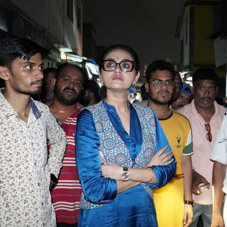 অনন্যার রাজনৈতিক উত্থান মূলত তৃণমূল কংগ্রেসের হাত ধরে। ২০২১ সালে পুরসভা নির্বাচনে জিতে পুরপ্রতিনিধি নির্বাচিত হন। এলাকার পরিচ্ছন্নতা, ডেঙ্গু প্রতিরোধ, স্থানীয় উন্নয়ন এবং নাগরিক পরিষেবা নিয়ে সক্রিয় ভূমিকা পালন করেন। বিভিন্ন সামাজিক প্রচারাভিযান ও জনসংযোগমূলক কর্মসূচিতেও তাঁকে নিয়মিত দেখা যায়। সেই সময় থেকে টলিউডের সঙ্গে যোগাযোগ বাড়তে থাকে অনন্যার। দেবের ‘প্রধান’ ছবির মাধ্যমে বড় পর্দায় আত্মপ্রকাশ হয় অনন্যার। 