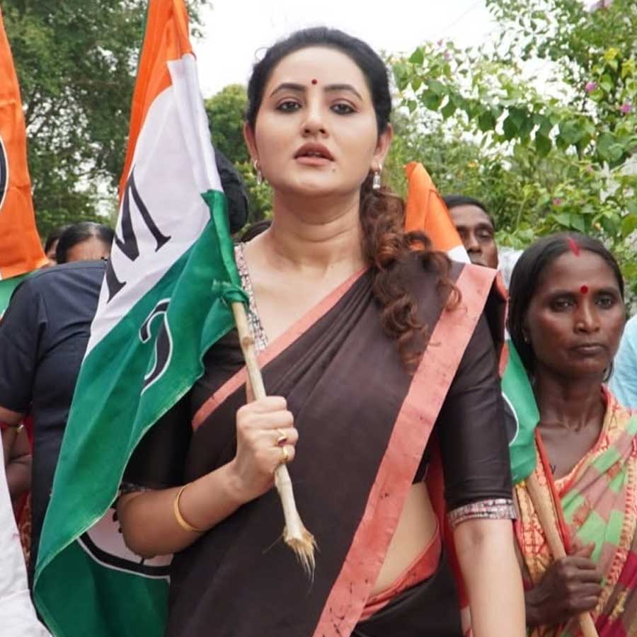 আসলে খ্রিস্টান সম্প্রদায়কে নিয়ে অনন্যার বক্তব্যেই বিতর্ক বাধে। ২০২৪ সালের ফেব্রুয়ারিতে পুরসভার সেই বাজেট বিতর্কে যোগ দিয়ে পশ্চিমি সংস্কৃতিতে ‘ফাদার’ এবং ‘নান’দের (সন্ন্যাসিনী) সম্পর্ক নিয়ে নানা গল্পের কথা উল্লেখ করেছিলেন অনন্যা। সেই সময়ে প্রতিবাদ উঠেছিল বিরোধী দল বিজেপির তরফে। ৫০ নম্বর ওয়ার্ডের বিজেপি পুরপ্রতিনিধি সজল ঘোষ এবং ২৩ নম্বর ওয়ার্ডের বিজেপি পুরপ্রতিনিধি বিজয় ওঝা প্রতিবাদ করেছিলেন। এ হেন মন্তব্যের কারণে ক্ষমা চাইতে বাধ্য হন অনন্যা।