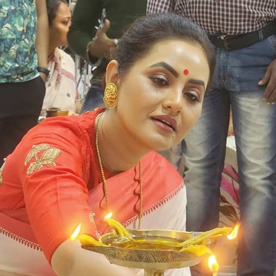 তার পর থেকে অনন্যার পরিচিতির বহর বেড়েছে। পাশাপাশি বিতর্কও বেড়েছে তাঁকে নিয়ে, যার মধ্যে অন্যতম ‘হাতিবাড়ি’ বিতর্ক। ১০৩ নম্বর ওয়ার্ডে ৪৯৭ নম্বর সন্তোষপুর অ্যাভিনিউয়ে একটি বিরাট বাড়ি তৈরি করেছেন অনন্যা। বছরখানেক আগে পুর অধিবেশনে এই অভিযোগ করে বিজেপির পুরপ্রতিনিধি সজল ঘোষ দাবি করেন ওই বাড়িটি বেআইনি। তাঁর দাবি ছিল, মিনুরানি ভাওয়ালের কাছ থেকে দোতলা বাড়িটি কেনেন অনন্যা ও তাঁর পরিবার। বাড়িটি ‘বেআইনি’ ভাবে পাঁচতলা করা হয়। এর পর বাড়ির পিছনের জমিটি কিনে সেখানে ‘অবৈধ’ ভাবে আরও একটি পাঁচতলা বাড়ি তৈরি করে সামনের বাড়িটির সঙ্গে যুক্ত করা হয়। পুরসভার পরিভাষায় যাকে বলা হয় ‘অ্যামালগামেশন’। সরকার বদলের পর শহর জুড়ে অবৈধ নির্মাণ ভাঙতে বুলডোজ়ার অভিযানের সময় বার বার ফিরে এসেছে অনন্যার ‘হাতিবাড়ি’র কথাও।