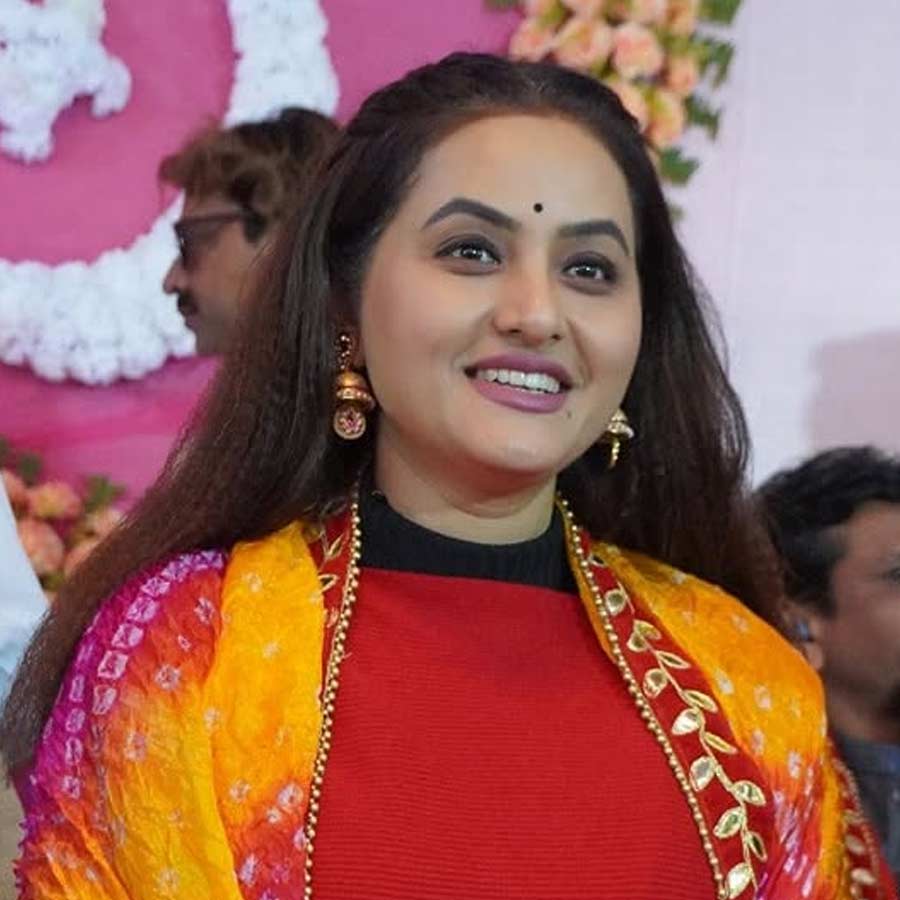 অনন্যার ব্যক্তিগত জীবনও বার বার আলোচনায় উঠে এসেছে। যার মধ্যে অন্যতম আলোচিত অধ্যায় হল তাঁর ও প্রয়াত অভিনেতা জয় বন্দ্যোপাধ্যায়ের দাম্পত্যজীবন। অনন্যা যখন ‘মিস ক্যালকাটা’ সৌন্দর্য প্রতিযোগিতায় জয়ী হন, সে বার বিচারকের আসনে ছিলেন জয়। প্রথম দেখাতেই নাকি অনন্যার সৌন্দর্যে বুঁদ হয়ে যান জয়।