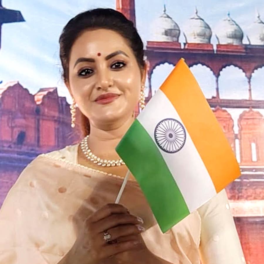 তত দিনে জয়ের বাড়ি থেকে পাত্রী দেখা হচ্ছে। পাত্র হিসাবে মহিলামহলে তাঁর চাহিদাও নাকি বাড়ছিল! জয়ের তাড়াতাড়ি বিয়ে দিতে চাইছিলেন তাঁর বাবাও। পাত্রী দেখার পর চার দিনের মধ্যেই অনন্যার সঙ্গে বিয়ে ঠিক করে দেন জয়ের বাবা। ২০০০ সালে বিয়ে হয় তাঁদের। একটা সময় মদে আসক্তি বাড়তে শুরু করে জয়ের। শোনা যায়, তাঁদের দাম্পত্য ভাঙার পিছনে এটি নাকি অন্যতম কারণ। যদিও এ নিয়ে মুখ খোলেননি অনন্যা কিংবা জয়ের পরিবারের কেউই।