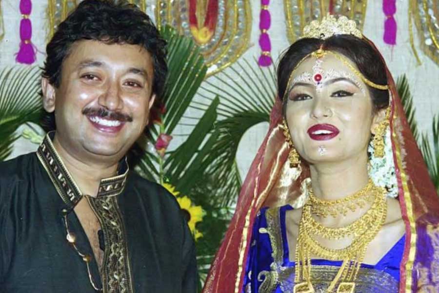 জয়ের মাধ্যমেই ২০১০ সালে তৃণমূলে প্রবেশ অনন্যার। যদিও যোগদানের চার বছরের মাথায় বিজেপিতে যোগ দেন জয়। বিচ্ছেদ হয় অনন্যার সঙ্গে। ২০১৯ সালে ফের বিয়ে করেন জয়। তার পর থেকে ‘সিঙ্গল’ অনন্যা। তবে ২০২৫ সালে জয়ের মৃত্যুর পরে, শেষযাত্রায় দেখা গিয়েছিল অনন্যাকে।