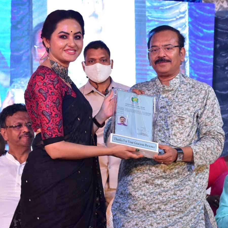 সম্প্রতি গ্রেফতার হয়েছেন প্রাক্তন মন্ত্রী অরূপের ভাই স্বরূপ বিশ্বাস, যিনি টালিগঞ্জের ফেডারেশন অফ সিনে টেকনিশিয়ান্স অ্যান্ড ওয়ার্কার্স অফ ইস্টার্ন ইন্ডিয়ার সদ্যপ্রাক্তন সভাপতি। সেই গ্রেফতারি প্রসঙ্গে অনন্যার প্রতিক্রিয়া, “ব্যক্তি নয়, প্রবণতার বিরুদ্ধে লড়াই হওয়ার প্রয়োজন। না হলে এমনটা চলতেই থাকবে। মনে হচ্ছে সিস্টেমের বিরুদ্ধে দাঁড়ানোর সময় এসেছে। আশা করছি, সাধারণ মানুষের, বিশেষত টলিপাড়ার রাজনীতিতে মানুষের ক্ষোভ-বিক্ষোভের সুবিচার হবে। বিচার ব্যবস্থার প্রতি আস্থা রয়েছে আমার।”