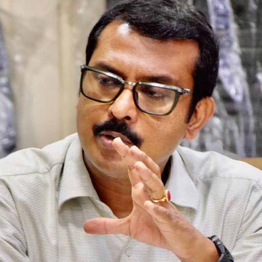 এই ঘটনার দিনকয়েকের মধ্যে ফের চাঞ্চল্য! অনন্যার ওয়ার্ড অফিস থেকে উদ্ধার নানা ত্রাণসামগ্রী। এমনকি, গর্ভনিরোধকও! ঝাঁ চকচকে ওয়ার্ড অফিসের মধ্যে নাকি রয়েছে একটি মেকআপ রুম ও ম্যাসাজের সামগ্রীও!