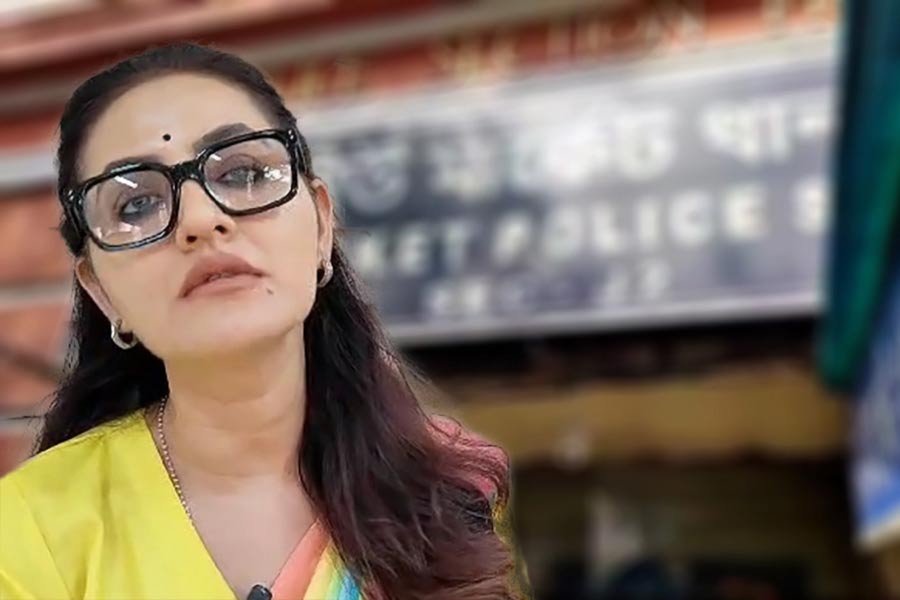 অরূপ বিশ্বাসের ঘনিষ্ঠ বলেই প্রচারের আলোয় ছিলেন অনন্যা, এমনটাই দাবি ইন্ডাস্ট্রির একাংশের। আপাতত পুলিশ এই মুহূর্তে অরূপের খোঁজে। এ দিকে, বোর্ড ভেঙে যাওয়ায় পুরপ্রতিনিধিও নন অনন্যা। সিনেমার কাজও নেই হাতে। তবে কি এ বার নতুন কোনও ভূমিকায় দেখা যাবে অনন্যাকে? এর উত্তর আপাতত ভবিষ্যতের গর্ভে।