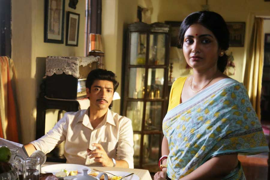 প্রকাশ্যে শিল্পীদের লুক। 