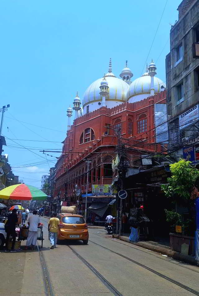 রুল টানা খাতার মতো ট্রামলাইন পাতা পিচের রাস্তা। সোজা হাঁটলে (লালবাজারের দিক থেকে) নাখোদা মসজিদ।