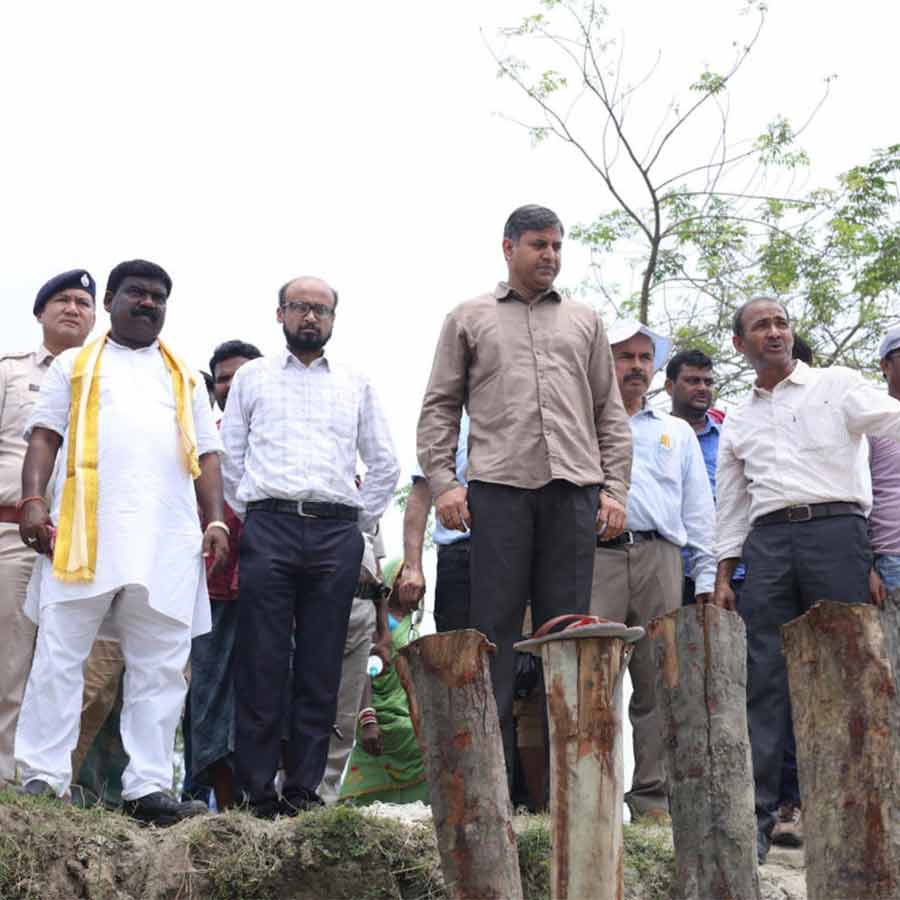 ভূতনি সংলগ্ন রতুয়ার পশ্চিম রতনপুরে গঙ্গা ভাঙন কবলিত এলাকা পরিদর্শনে রাজ্যের সেচ প্রতিমন্ত্রী