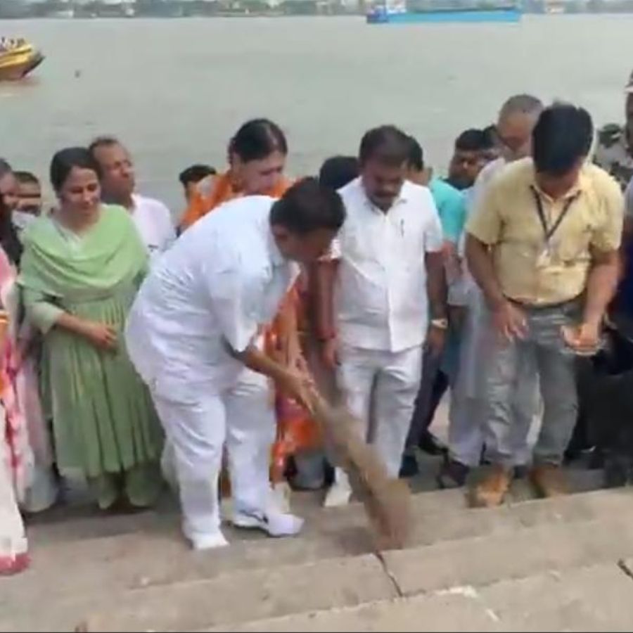 বাগবাজার ঘাটে ঝাঁটা হাতে মুখ্যমন্ত্রী শুভেন্দু অধিকারী। ছবি: সংগৃহীত।
