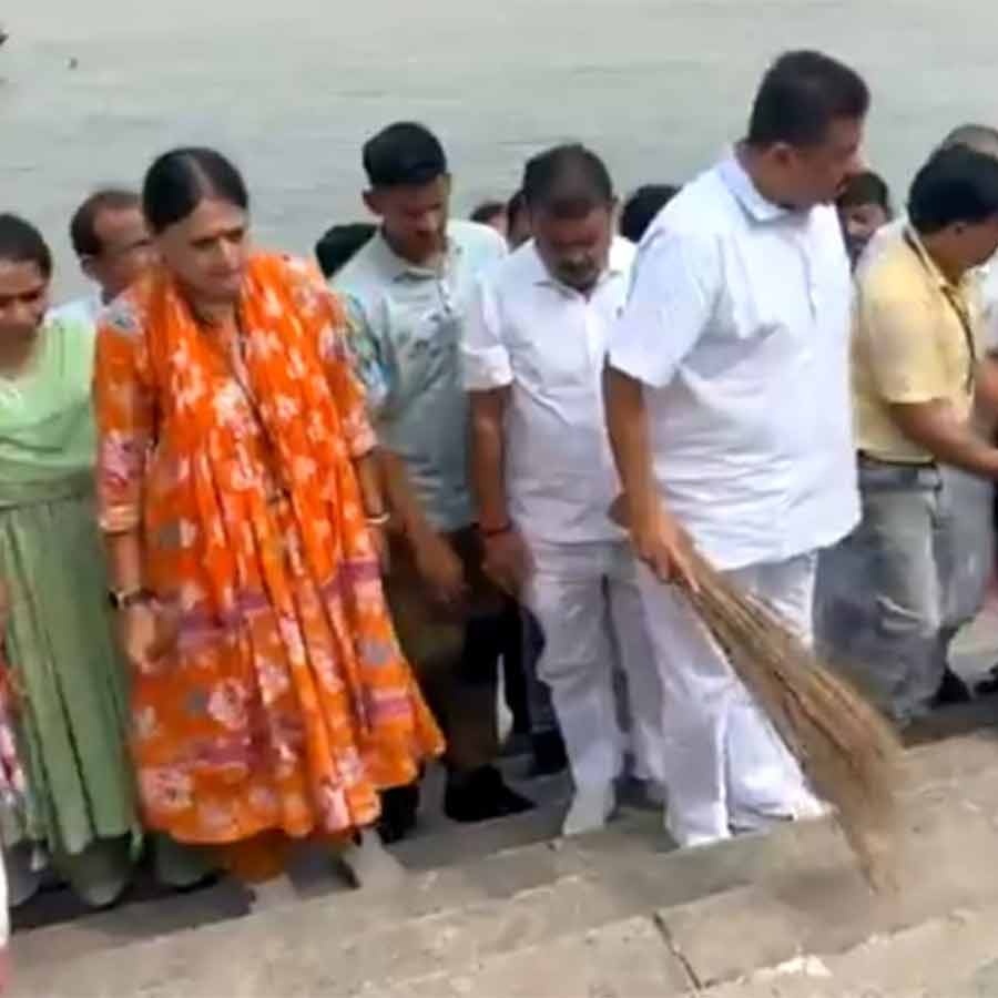 বাগবাজার ঘাটে ঝাঁটা হাতে মুখ্যমন্ত্রী শুভেন্দু অধিকারী। ছবি: সংগৃহীত।