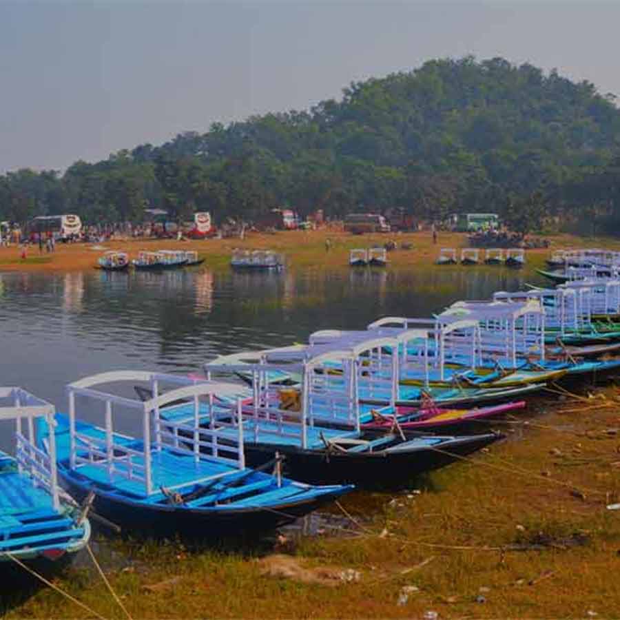 মাইথনে সারি দিয়ে দাঁড়িয়ে নৌকা।