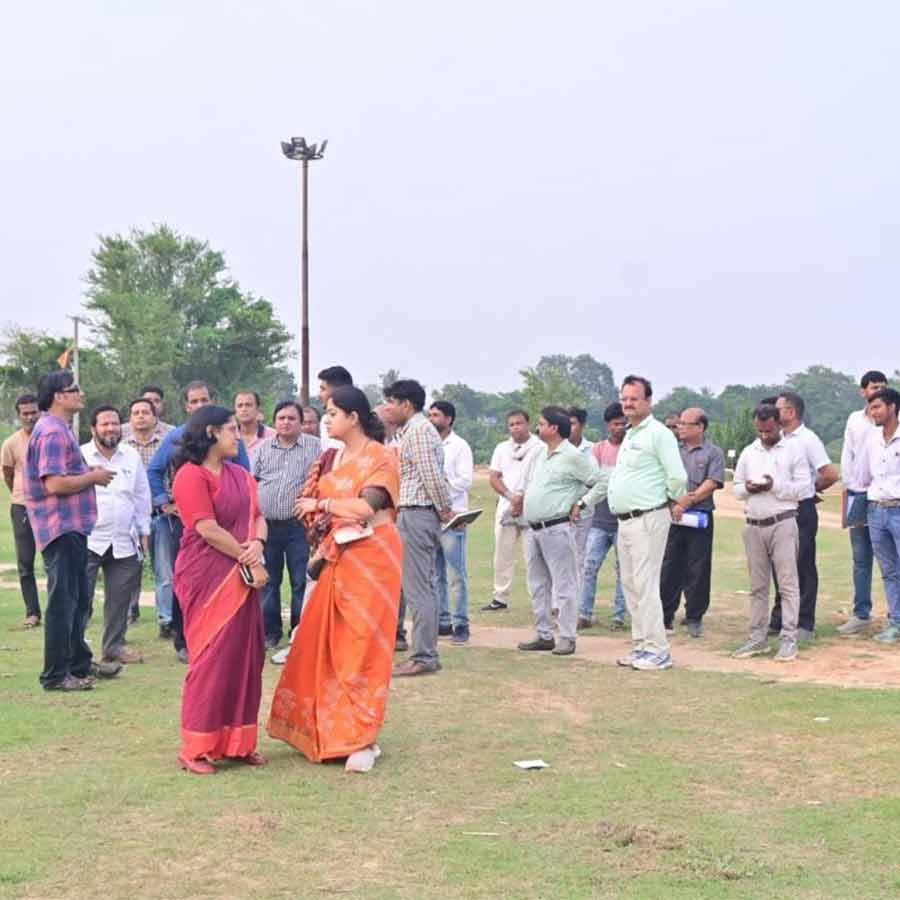 শিল্প-সেতুর এলাকা পরিদর্শন। বর্ধমানে। নিজস্ব চিত্র