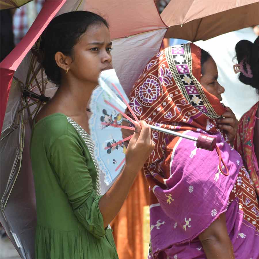 পুরুলিয়ার বোঙাবাড়িতে জনকল্যাণ শিবিরের লাইনে গরমে নাজেহাল উপভোক্তারা। ছবি: সুজিত মাহাতো