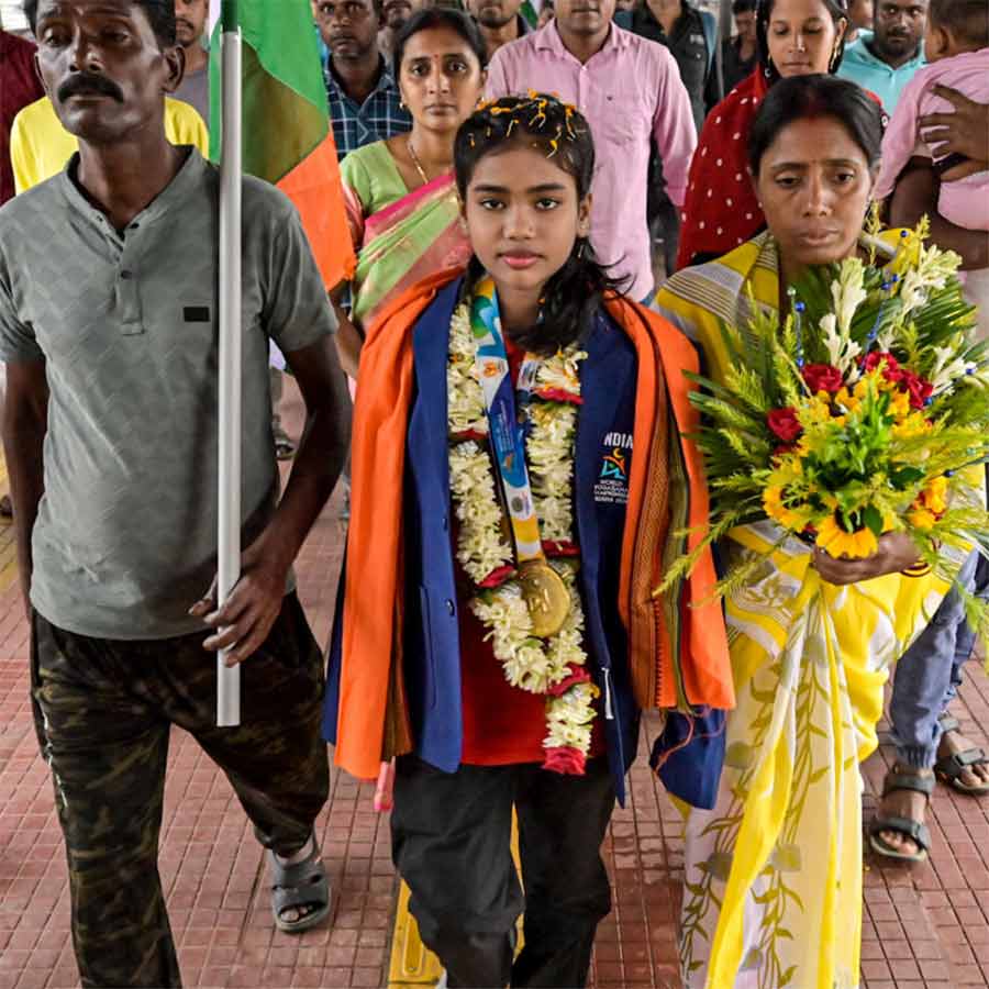 বিষ্ণুপুর স্টেশনে মড়ার গ্রামের সম্পূর্ণা শীল।