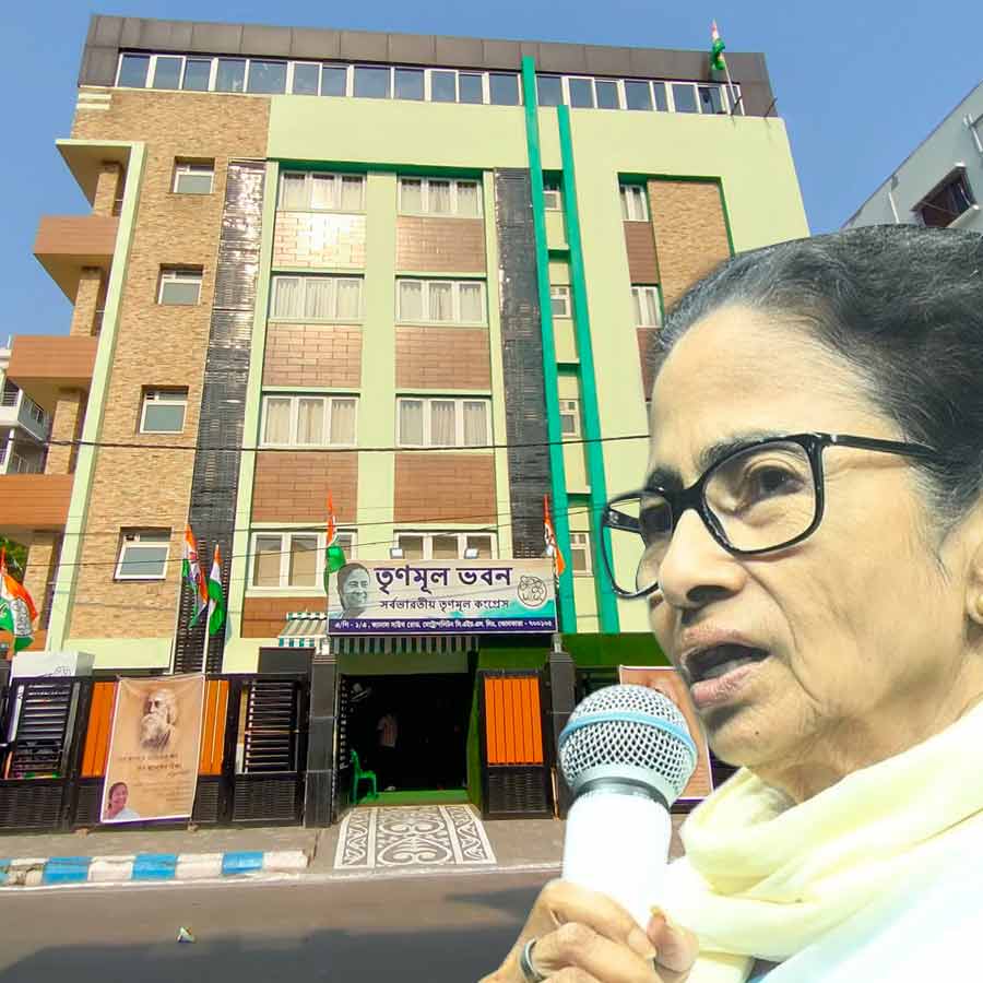 (বাঁ দিকে) মেট্রোপলিটন এলাকার অস্থায়ী তৃণমূল ভবন। মমতা বন্দ্যোপাধ্যায় (ডান দিকে)।