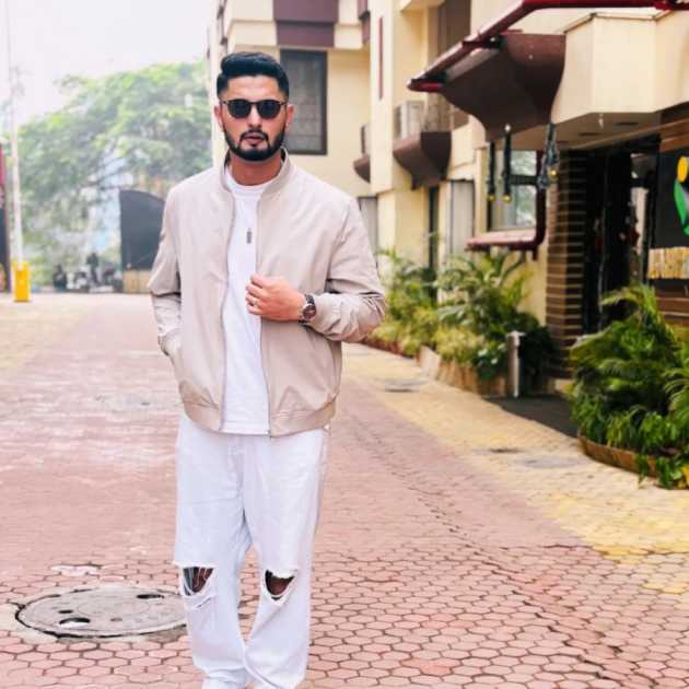 শোনা যাচ্ছে অভিনেতা সায়ন বসুর লুকসেট হয়েছে।