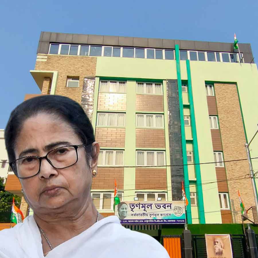 (বাঁ দিকে) মমতা বন্দ্যোপাধ্যায়। মেট্রোপলিটন এলাকার অস্থায়ী তৃণমূল ভবন (ডান দিকে)।