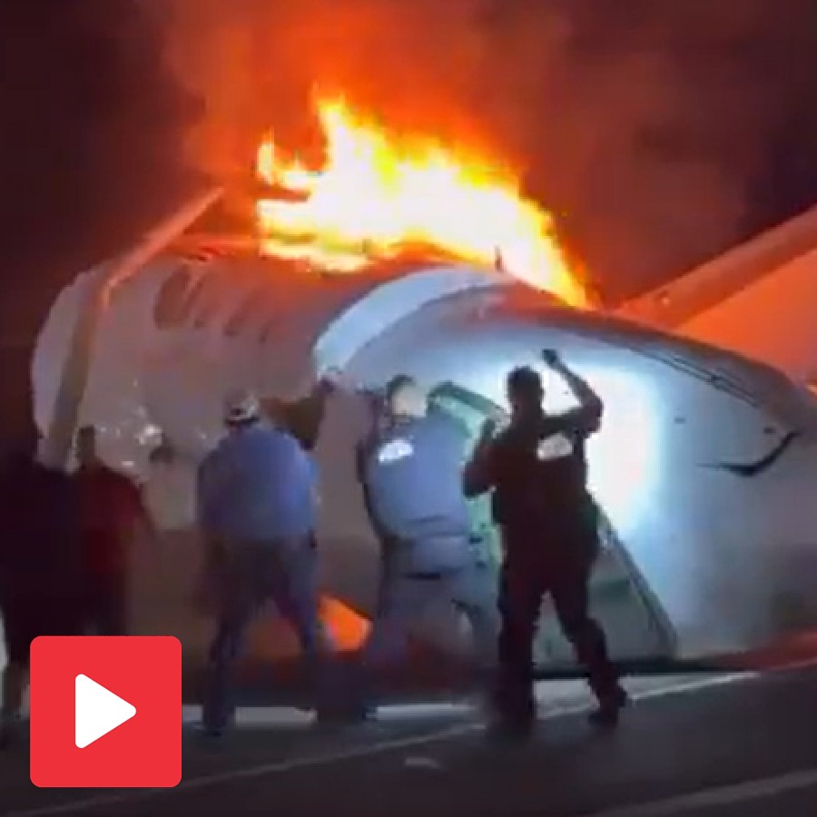 Video shows small plane crashes on highway of Texas