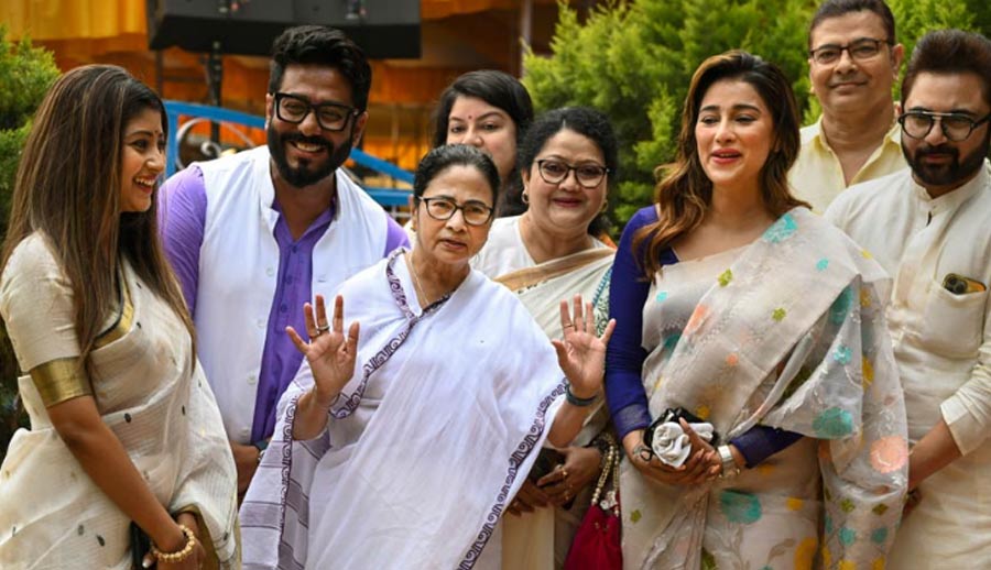 টলিউডের তারকাদের সঙ্গে মমতা বন্দ্য়োপাধ্য়ায়।