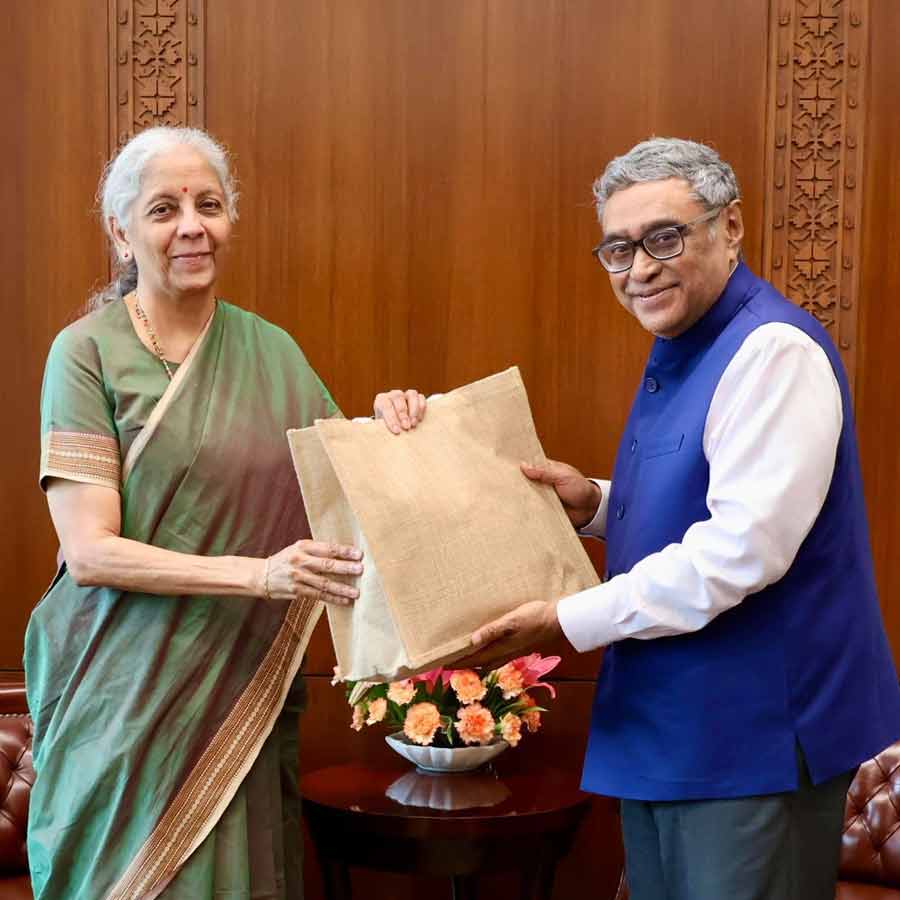 Finance Minister Swapan Dasgupta visited Delhi and held meetings with Union Finance Minister Nirmala Sitharaman and NITI Aayog Deputy Chairman Ashok Lahiri