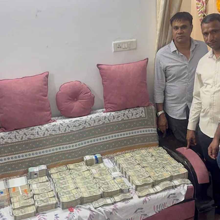 ভূমি দফতরের আধিকারিকের বাড়িতে উদ্ধার হওয়া টাকা। ছবি: সংগৃহীত।