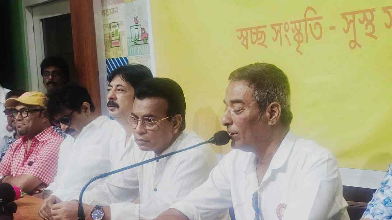 সাংবাদিক বৈঠকে রাঘব চট্টোপাধ্যায়, শিলাজিৎ মজুমদার, রুদ্রনীল ঘোষ, অনিন্দ্য বসু-সহ অন্যান্য সদস্যেরা।