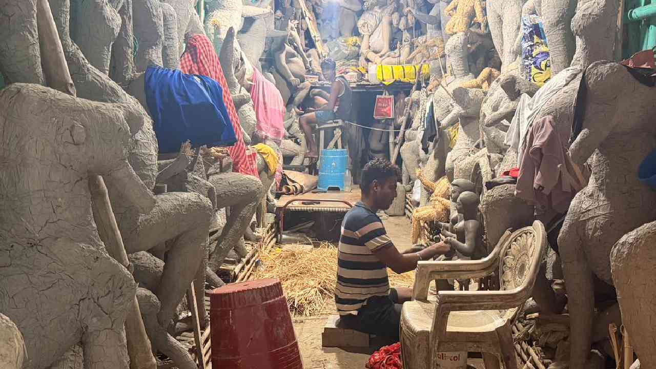 ছোটবড় মূর্তি গড়ার কাজে মজে কারিগরেরা।