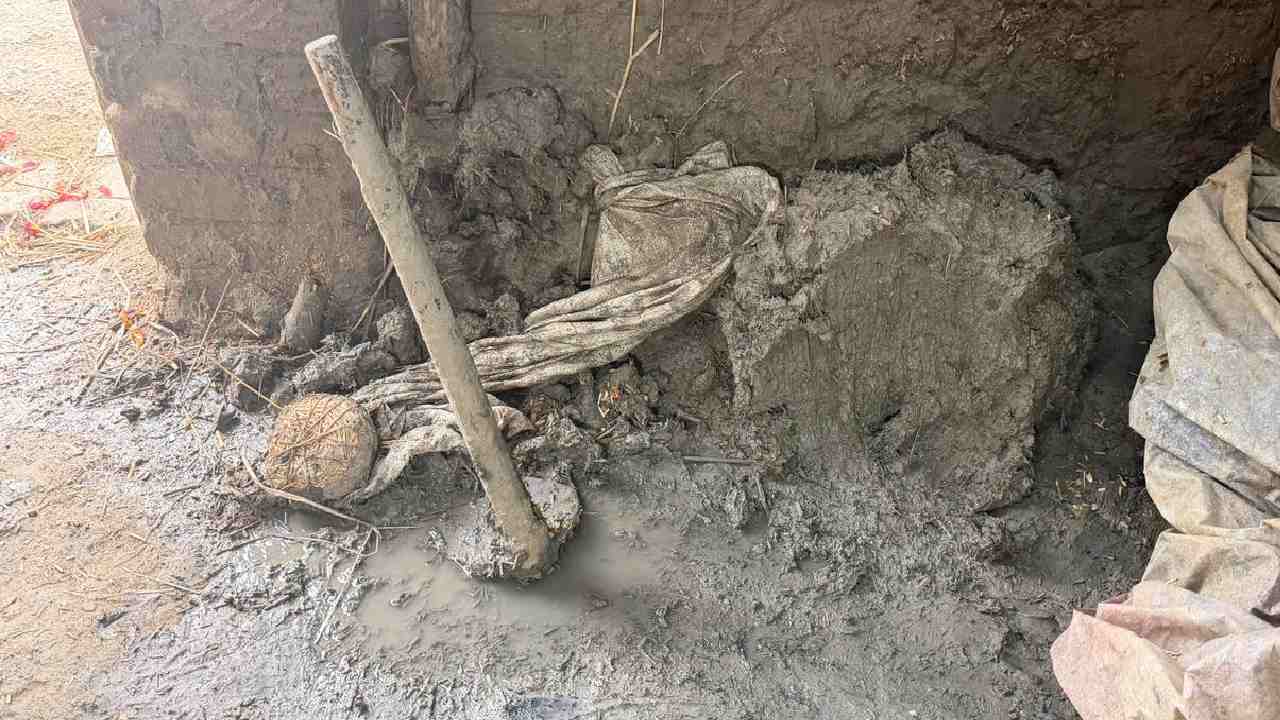 ফুরিয়ে এসেছে মাটি। উদ্বেগে শিল্পীরা।