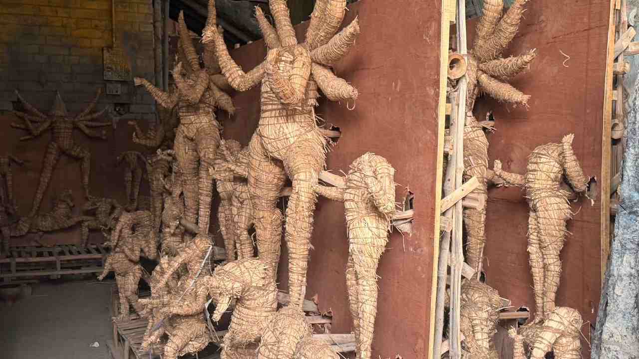খড়ের কাঠামোয় মাটির প্রলেপ দিতে না পারলে পরিশ্রম বৃথা!