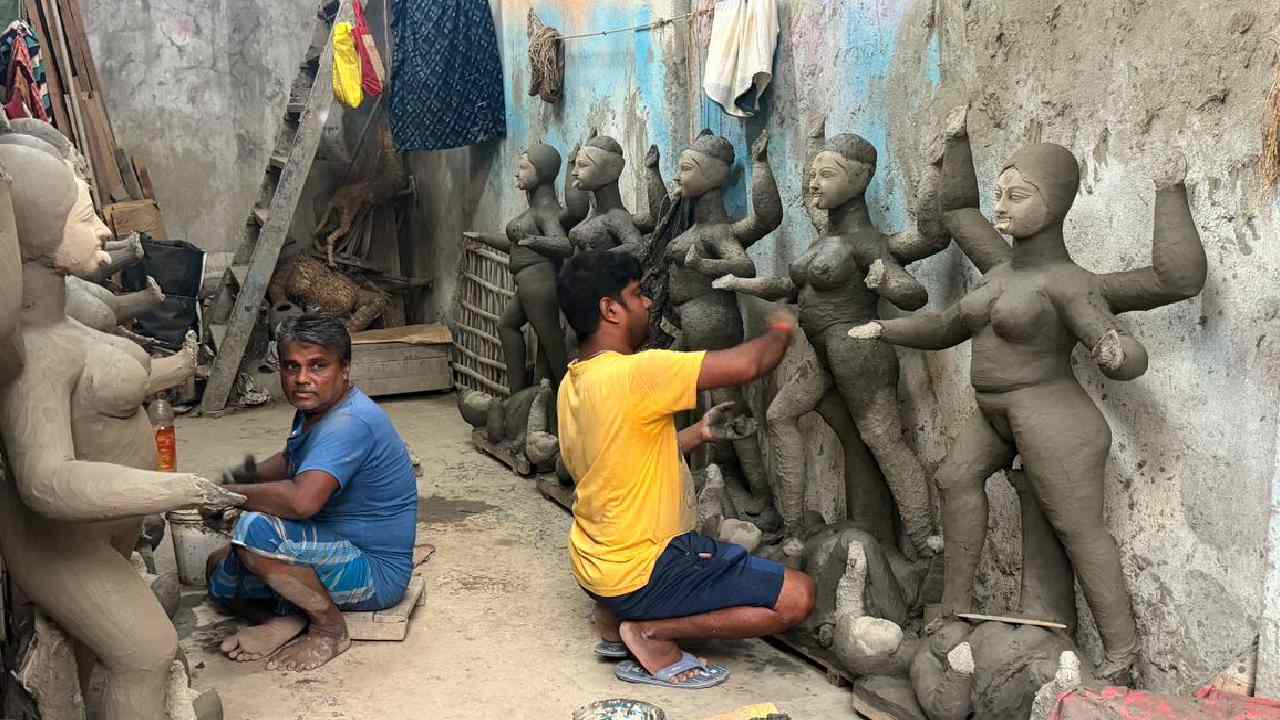 মূর্তি গড়ার কাজ চলছে কুমোরটুলিতে।