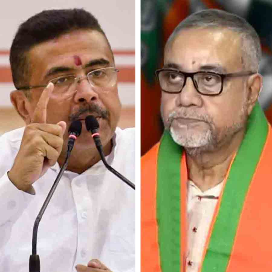 (বাঁ দিকে)  শুভেন্দু অধিকারী এবং তাপস রায় (ডান দিকে)।