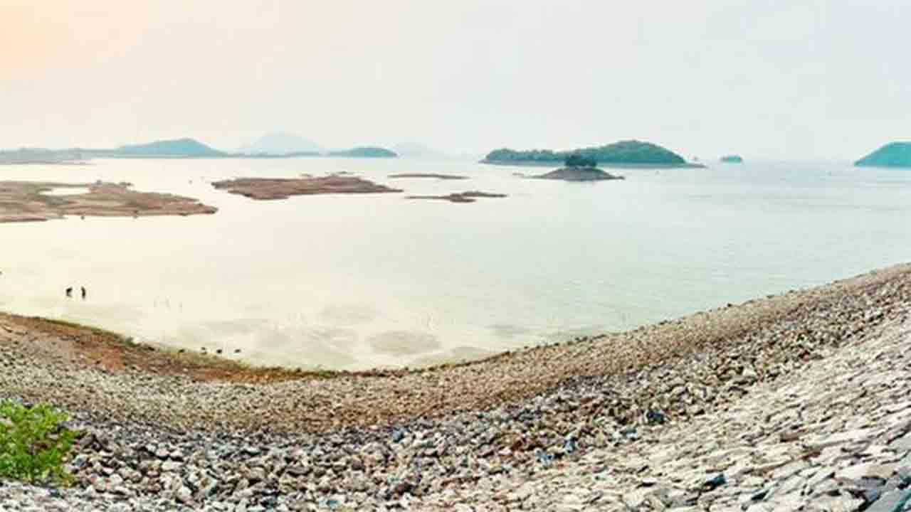 জল কমে ডাঙা বেরিয়ে পড়েছে মাইথন জলাধারে।