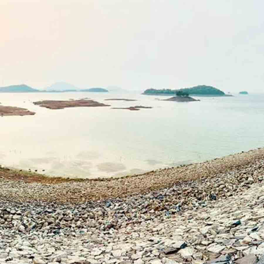 জল কমে ডাঙা বেরিয়ে পড়েছে মাইথন জলাধারে।