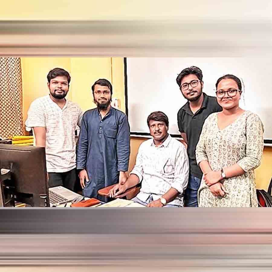 অধ্যাপক ফারুক রহমান (মাঝে) এবং তাঁর গবেষক দল।