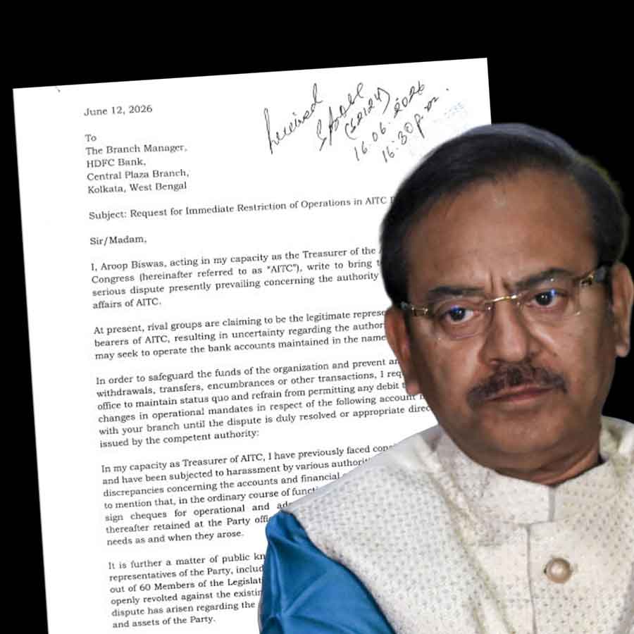 অরূপ বিশ্বাস। তৃণমূলের ব্যাঙ্ক অ্যাকাউন্টের লেনদেন বন্ধ রাখতে ব্যাঙ্ক কর্তৃপক্ষকে চিঠি পাঠিয়েছেন তিনি।