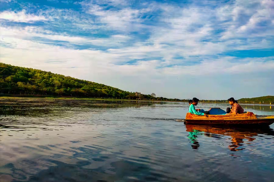 অংশুপায় নৌবিহারেরও সুযোগ রয়েছে।