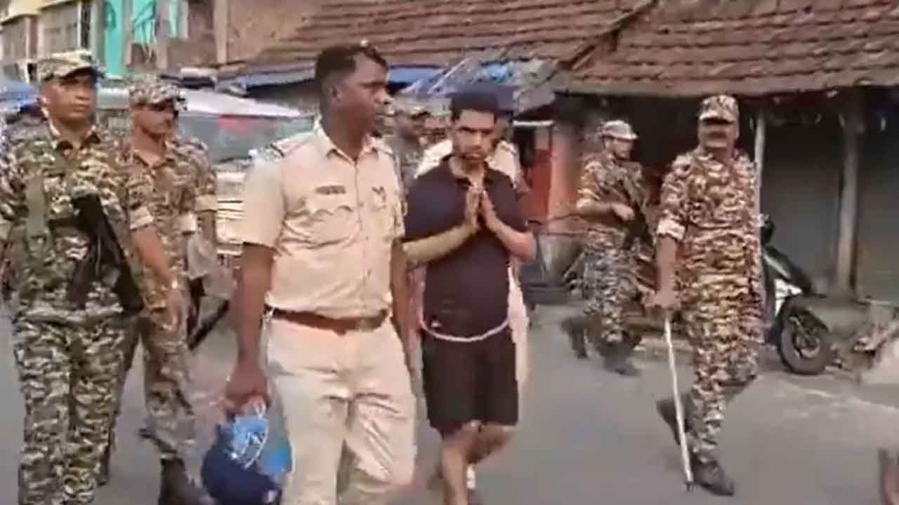 অভিযুক্ত তৃণমূল নেতা জাহাঙ্গির খানকে এলাকায় ঘোরাচ্ছে পুলিশ। ছবি: সংগৃহীত।