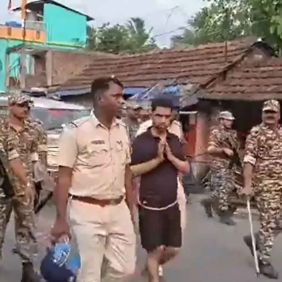 অভিযুক্ত তৃণমূল নেতা জাহাঙ্গির খানকে এলাকায় ঘোরাচ্ছে পুলিশ। ছবি: সংগৃহীত।